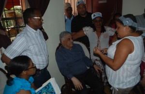 Miguel Vargas escucha a una dirigente del PRD.