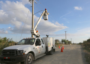 Brigada elóctrica trabaja en Ciudad Juan Bosch.
