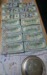 Dinero incuatado a colombiana y su hijo.