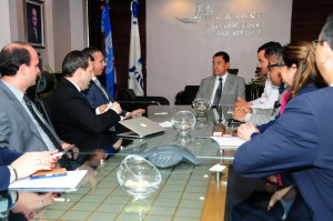 Representantes de la JAC y de la aerolínea Gol.