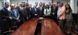 Leonel Fernández acompañado de aliados del PLD.