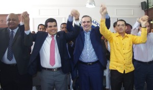 Luis Abinader junto al diputado Arnaud y otros dirigentes del PRM.