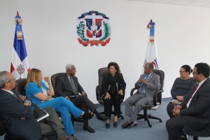 Zoila Martínez reunida con autoridades del cabildo y de Salud Pública.