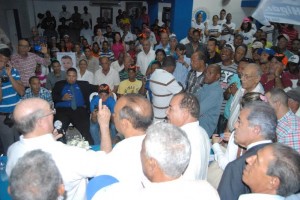 Hipólito Mejia se dirige a simpatizantes en Santiago.