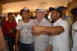 Hipólito Mejía con jovenes en la San Luis