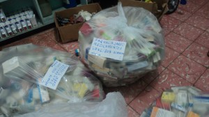 Medicamentos incautados en farmacia cerrada en Los Mina.