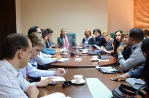 El director ejecutivo de Indotel encabezó reunión.