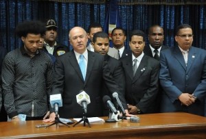 El procurador Francisco Domínguez Brito anuncia sanción contra El Alfa.