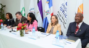 Expertos discuten sobre lavado de activos.