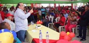 Federico Antún Batlle habla en un acto en Hato del Yaque, Santiago.