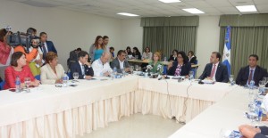 Cristina Lizardo y demás miembros de Comisión Coordinadora de la Asamblea.