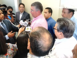 Eric Rivero entrevistado por l a prensa.