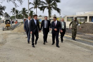 James Brewster durante recorrido por Centro de Acogida en Haina.
