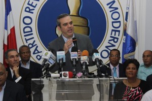 Luis Abinader acompañado de dirigentes del PRM.