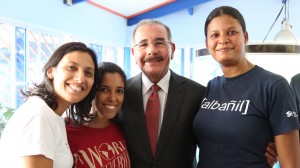 Medina con algunos ciudadanos en dulcerías Las Marías.