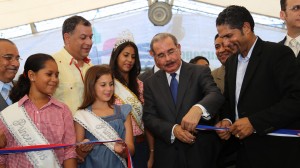 Danilo corta cinta para inaugurar feria en Puerto Plata.