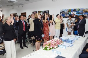 Luis Fernández toma juramento a los extranjeros declarados dominicanos.