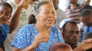 Una señora asistió al acto con el presidente Medina.
