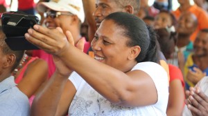 Una mujer saluda decisión del Gobierno.