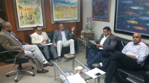 Alejandro Montás, director general; el ingeniero Luis Salcedo, subdirector, y Luis Mateo, gerente de Calidad del Agua de la CAASD dan las explicaciones de los trabajos realizados al periodista Luis García y al ingeniero Miguel Estévez.