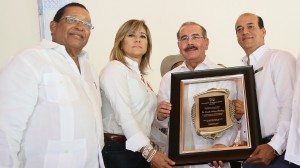 El presidente Danilo Medina reconocido por ganaderos del Este.