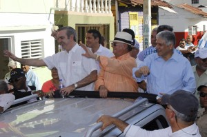Luis Abinader, Hipólito Mejía y Eduardo Estrella encabezaron recorrido por Santiago.