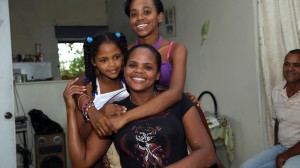 Madre con sus dos hijas.