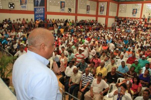 Roberto Fulcar habla en juramentación en Santo Domingo Este.