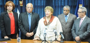 Funcionarios de Procuraduría, de Salud Pública y Cruz Roja en prevención contra dengue.