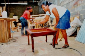 Los fabricantes de muebles advierten sobre prohibición de trasiego de madera.