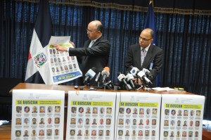 El procurador Domínguez Brito ofrece detalles junto a Germán  Miranda Villalona.