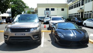 Vehículos de lujo  ocupadoa a hombre con droga.