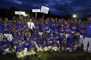 Alcalde Juan de los Santos junto a jugadores de la Liga Medina.