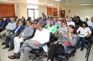 Asistentes a análisis de Salud sobre el dengue.