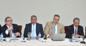 Funcionarios del área ecoómica del Gobierno acudieron al Senado.