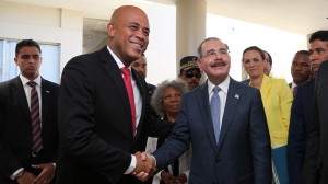 Michel Martelly y Danilo Medina al término del encuentro en Barahona.