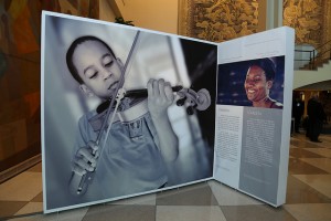 Niño tocando violín.