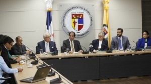 Integrantes que discuten el pacto eléctrico.