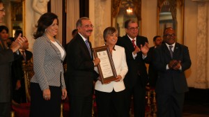 Vicepresidenta Margarita Cedeño, el presidente Danilo Medina, Margarita Cordero, Carlos Amarante Baret y Olivo de León en ceremonia en el Palacio Nacional.