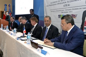 Autoridades aduanales de Estados Unidos y RD en la firma de protocolo.