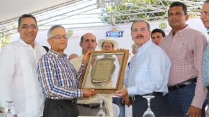 El presidente Danilo Medina recibe reconocimiento de ganaderos.