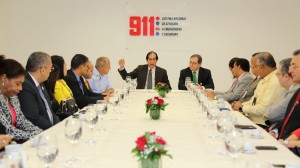 Gustavo Montalvo con representantes del Sistema 911.