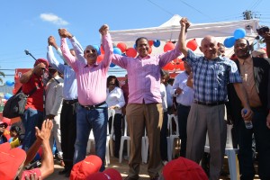 Antún levanta las manos al candidato a senador Héctor Rodríguez Pimentel y otros candidatos a cargos congresuales y municipales en Montecristi.