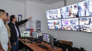 Gustavo Montalvo en el centro de operaciones del Sistema 911.