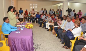 Senadora Cristina Lizardo habla en encuentro junto al alcalde Yunior Santos en Los Alcarrizos.