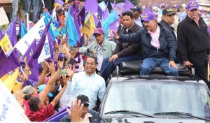 Danilo Medina durante recorrido por zonas de Santiago.
