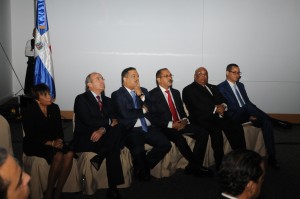 Miembros de la JCE y Felipe Calderón, expresidente de México.