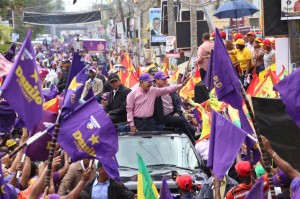 Danilo Medina recorrió Santo Domingo Este y Monte Plata.