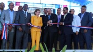 El presidente Danilo Medina corta cinta para inaugurar presa de Palma Sola, en San Juan.