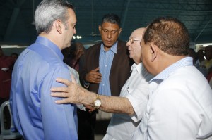 Luis Abinader conversa con Hipólito Mejía y otros dirigentes del PRM.